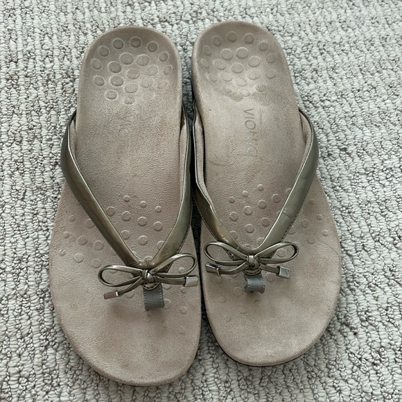 Vionic Metallic Gold‎ Bella Flip Flops Thong Sandals Size 11 - Picture 1 of 5
